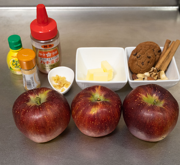 キッチンに並べられた焼きリンゴの材料